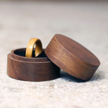 škatlica oreh za prstan naravna lesena elegantna s pokrovom za poroko ali zaroko ali darilo
