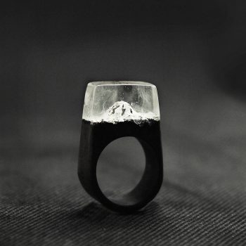 lesen prstan zasnežene gore