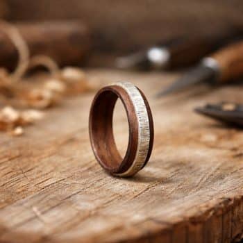 ročno izdelan lesen prstan s srebrnim trakom lesen prstan z vložkom iz tolčenega srebra unikaten lesen prstan z metalnim vložkom handmade wood ring with hammered silver inlay lesen prstan naravni les in srebro