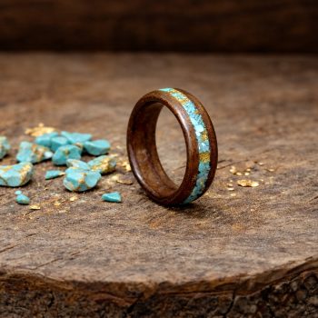 Ročno izdelan lesen prstan iz oreha s turkizom in zlatimi lističi