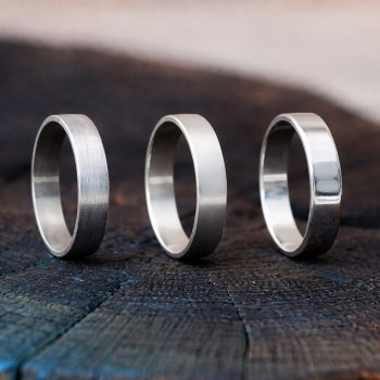 prstan za zaroko ali poroko iz srebra. preprost ugoden z različnimi obdelavami od industrijske do take s sijajom. na sliki so trije prstani s primerom obdelave.